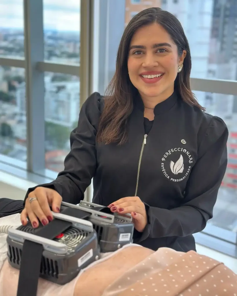 Profissional realizando procedimento de harmonização corporal em ambiente clínico moderno.
