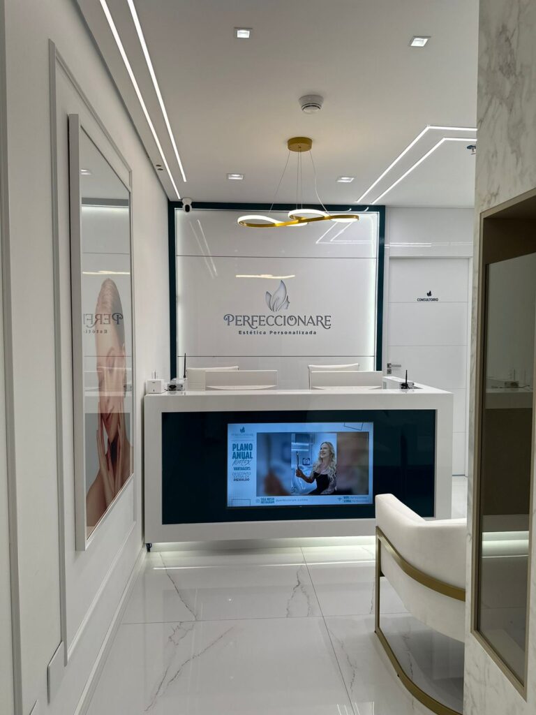 Recepção da clínica Perfeccionare Estética Personalizada em Curitiba, com ambiente moderno e sofisticado