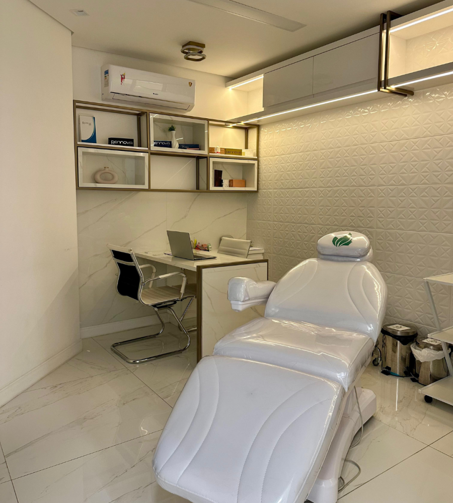 Consultório de estética espaçoso com maca em São José SC